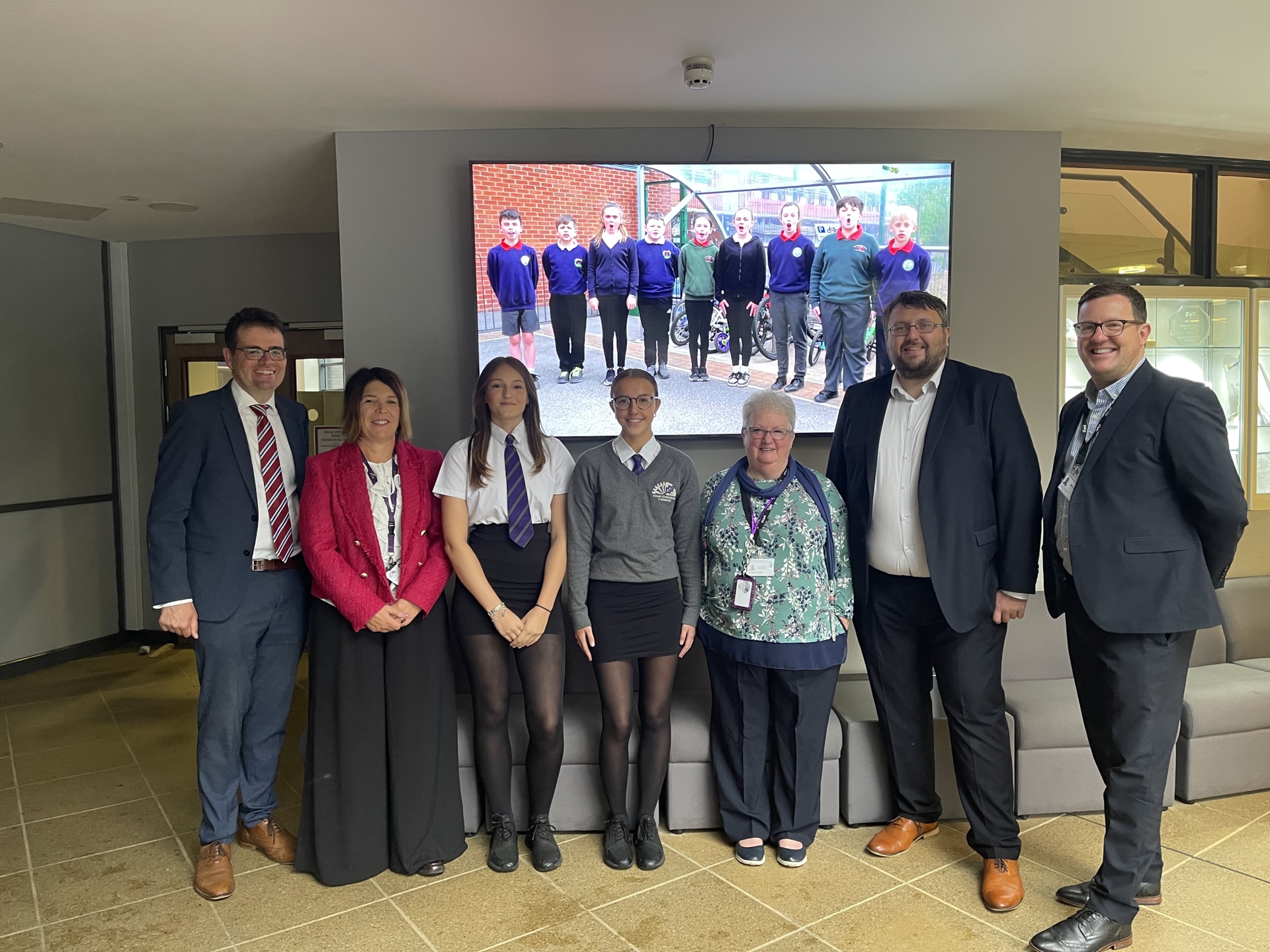 Council Leader Huw David pictured with Coleg Cymunedol Y Dderwen Headteacher Tracey Wellington and pupils, Deputy Mayor Councillor Heather Griffiths, Cabinet Member for Education Councillor Jon-Paul Blundell and Group Manager for Education and Family Support, Mark Lewis, at Coleg Cymunedol Y Dderwen school.