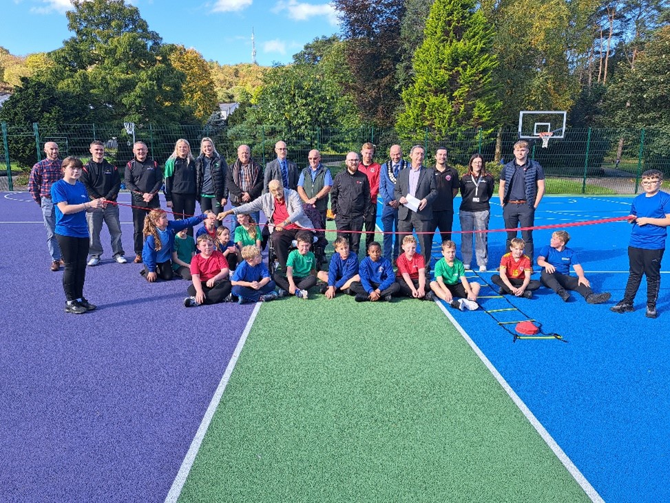 John Spanswick, Leader of Bridgend County Borough Council, Councillor Paul Davies, Cabinet Member for Climate Change and the Environment, Gavin Thomas, Mayor of Maesteg, Jack Sargeant MS, Stephen Kinnock MP at the official opening, with pupils from St Mary’s & St Patrick’s RC Primary School.