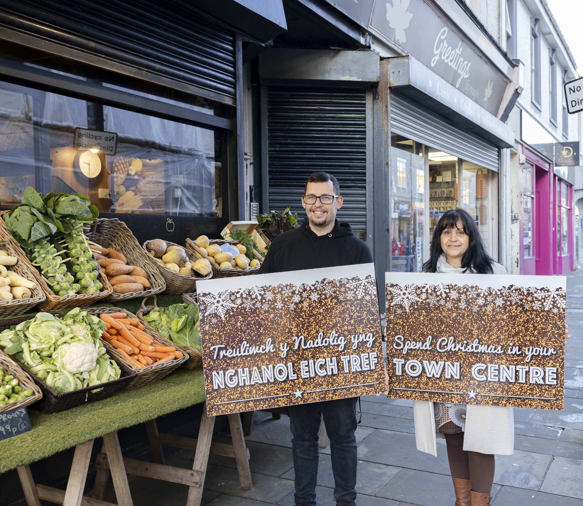 Cabinet Member for Community Safety and Wellbeing Councillor Neelo Farr with Scott Hodge from the Fruit Bowl, Porthcawl.